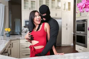 Bú lồn em sinh viên trên tàu điện đông người