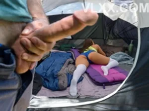 Một thân hình tuyệt đẹp, một cô gái ngực bự mặc áo sơ mi, vòng eo, eo rắn, tất cắt chéo, vặn mông và mở âm hộ cận cảnh, mông tròn và đẹp của cô ấy rất hấp dẫn