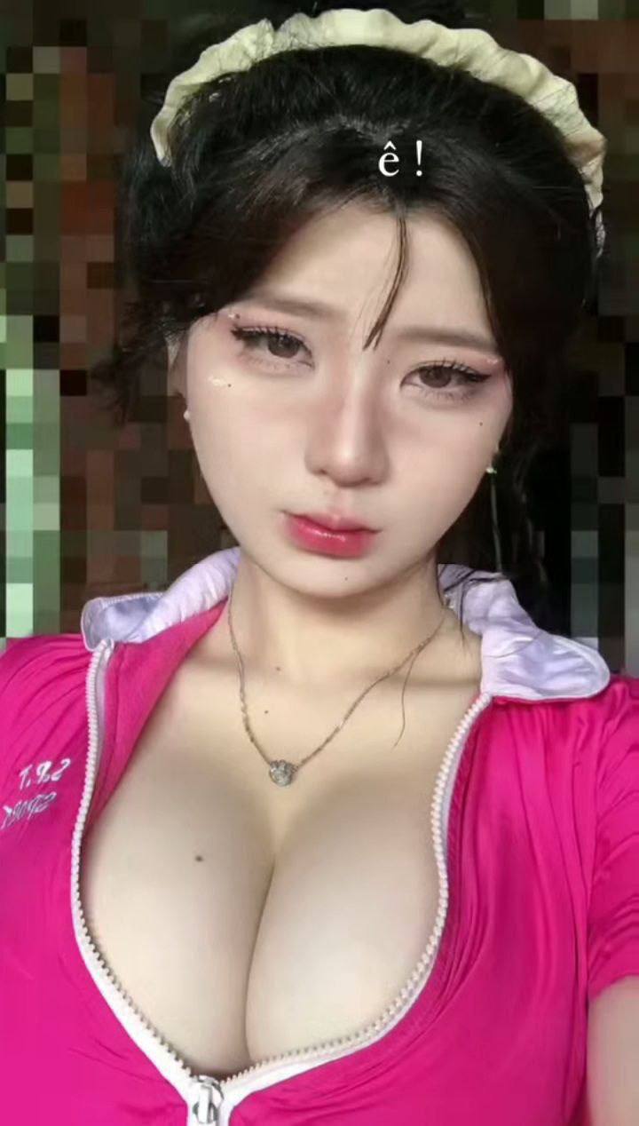 Em có muốn thử bú ti hai chị không