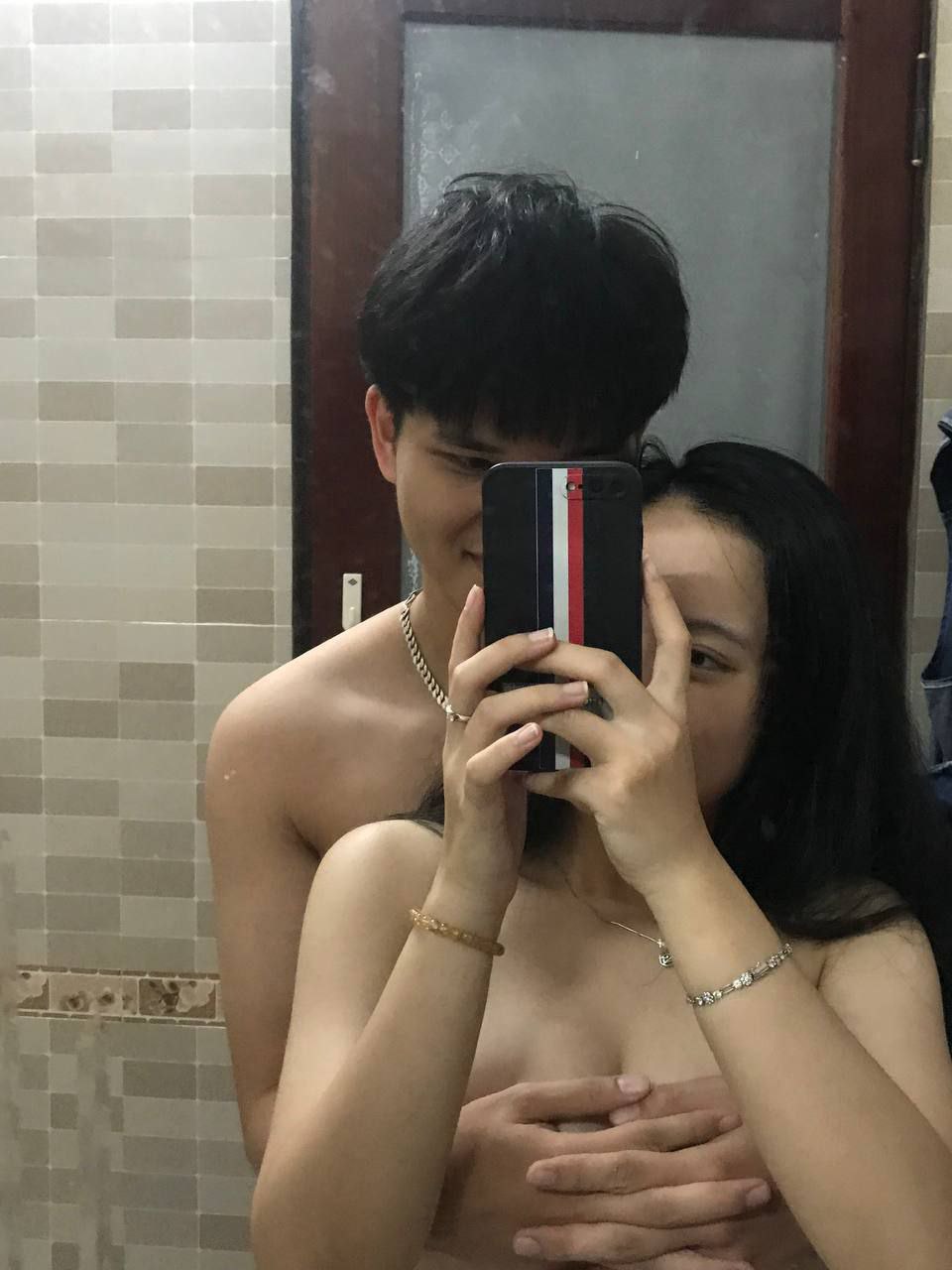 Phát hiện cậu bạn thân lên mạng tìm gái gọi, 2 cô bạn thân cho cậu một bất ngờ