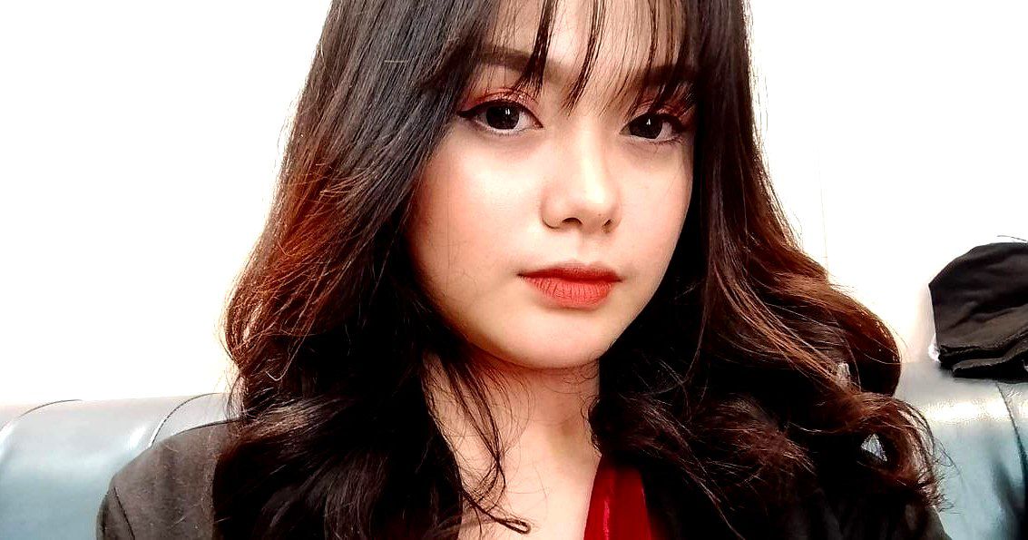 Quan hệ tình dục nồng nhiệt với giày cao gót lụa, quan hệ tình dục bằng miệng với tất lụa, cưỡi chủ động vào âm hộ không có lông, nhiều lần quan hệ tình dục trên giường sofa